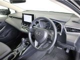 落ち着いた色合いで統一された室内。居心地の良い運転席がロングドライブをサポート。