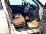 【ベンチシート】運転席と助手席の移動もスムーズ!狭い駐車場での乗り降りや、お子様の乗り降りにも便利です。座席の間にコンソールボックスやドリンクホルダーがないため、車内空間が広く感じます。