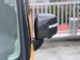 狭い駐車場でも安心。スイッチ操作だけでドアミラーの格納展開が可能。電動格納式リモコンドアミラー!