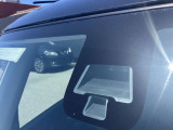フロントガラスの上部には衝突軽減ブレーキの装置も付いており、より安全に運転を楽しんでいただくことができます。
