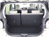 リヤシートのシートバックを倒せば、更に積載容量が広くなり、よりたくさんの荷物の収納長尺の荷物の収納が可能になります♪