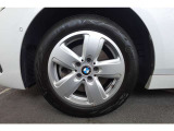 【BMWアロイホイール】軽量かつ強度に拘ったアロイホイール。走行性能ポテンシャルを引き出す設計。タイヤのサイドウォールが強化されたランフラットタイヤは、パンク時にタイヤがつぶれてもリムから外れません。