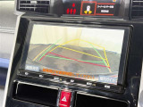 【バックガイドモニター】車両後方の映像をナビ画面に表示し、駐車などの後退操作をサポートします。