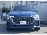 シングルフレームグリルはAudiの象徴的なデザイン要素であり、一目でAudiとわかるスタイル、大きくて迫力のある形状が車のスポーティな印象を強調しており、魅力的なデザインとなっています。