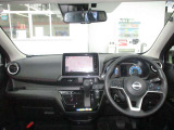 開放的で周囲が広く見渡せる運転席は車両の感覚がつかみやすくて安心安全です♪雨の日も視界良好、油膜や汚れの付着を防止するウィンドウ撥水の施工も承ります♪フロントガラスだけでなく、全ガラスに施工可能です☆