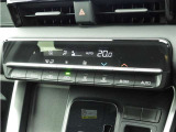 オートエアコンを装備しておりますので、四季を通じて車内を快適な温度に保つことが出来ます!高級感が有りますね!