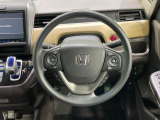 インテリアに合わせたデザインのステアリングは、運転される方のことも考え、運転しやすい形状、大きさです。是非一度、実際に触ってお確かめください。