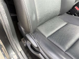運転席シートには汚れ・しわがあります。
