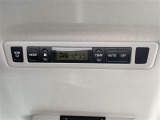 【Wエアコン(後席エアコン)】エアコンが前席に加え、後部座席用にも独立して設置されていており、暑い夏でも寒い冬でも、車内に快適な空気を届けるので、いつでも快適な車内空間を創り上げます!
