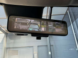 スマートルームミラーは、車両後方に設置されたカメラの映像を、ルームミラーに映し出すことで、死角をなくし、安全性を向上させることができます。また、夜間や雨天時でも、クリアな映像を映し出すことができます。