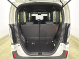 開口部も広く荷物の積み下ろしもしやすいお車となっております。シートの背もたれは5:5の割合で背もたれを可倒でき、前後のシートスライドもできるので荷室をひろげることができます。