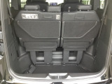 荷室は3列目シートを立てたままでも十分な容量があります。