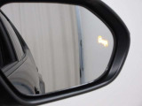 隣車線を走る車両をレーダーで検知し、ドアミラーでは確認しにくい後側方エリアに存在する車両に加え、急接近してくる車両も検知します。車両を検知するとドアミラーに搭載されたLEDインジケーターが点灯します。
