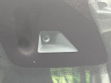 【三菱e-Assist】走行中に前方の車両等を認識し、衝突しそうな時は警報とブレーキで衝突回避と被害軽減をアシスト。より安全にドライブをお楽しみいただけます。