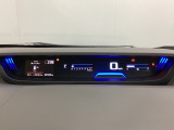 デジタル表示のスピードメーターとタコメーターを大きく配した見やすいメーター部になっています。左側のインフォメーション画面でオドメーターや燃費などの情報を確認できます。