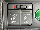 【両側パワースライドドア】スマートキーや運転席のスイッチで後席両側スライドドアの開閉が可能♪電動だから力を入れてドアを開ける必要が無く、小さなお子様でも簡単に開け閉めでき快適です♪