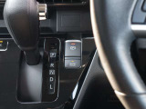 【オートブレーキホールド】信号待ち等でブレーキペダルを踏んで停車した際、ペダルから足を離してもブレーキ力を保持してくれる機能で、ブレーキペダルを踏み続ける必要がなくなるため、足の疲れを軽減します♪