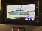 リバースギアに入れるだけで後方の表示へ切り替わります。夜間や雨の日の駐車も楽になりますよ。
