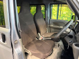 運転席まわりには十分なスペースがあり、大柄な方でもゆったり運転していただける環境です。