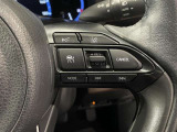 【ステアリングスイッチ】運転中に視線を前に向けたまま画面の操作できます。