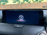 【12.3インチマツダコネクト】車内の雰囲気にマッチした大型ディスプレイ。スマホ接続でのナビ使用やBluetooth再生等、様々な機能が楽しめます。直感的なダイヤル操作が可能で、使い勝手も良好です。