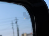 【ブラインドスポットモニター】左右斜め後ろを平行して走る車を認識し、車線変更の際に危険を察知するとドライバーへ警告を促します。夜・雨・トンネル内など走行時の環境が悪い時ほど頼りになる安全装置です。