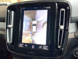 【360&deg;ビューカメラ】4台の高解像度カメラで360度の鳥瞰図を表示。隣の車や壁、死角にある障害物などを画面で確認できるため、狭いスペースでの駐車・出入りも安心です。