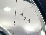 【ブラインドスポットモニター】走行中、ドアミラーの死角になりやすい箇所に後続車が接近するとサイドミラーのレンズに警告を表示!ドライバーに注意喚起をしてくれます。