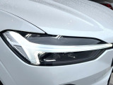 【LEDヘッドライト】ハイビームを先行車や対向車にあてず、その両サイドではハイビーム照射を維持。見える範囲が段違いに広くなりました。北欧神話に登場するトールハンマーをモチーフにデザイン。