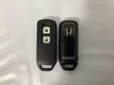 スマートキーを装備しています。鍵を差し込むことなくドアロックの開け閉めと、スタートボタン操作でのエンジンスタートができます。スペアキーも同じものを用意しております。