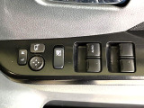 【電動格納ミラー】サイドミラーは電動格納式となっており、狭い駐車場でもキズがつくリスクを抑えられます。