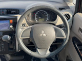 インテリアに合わせたデザインのステアリングは、運転される方のことも考え、運転しやすい形状、大きさです。是非一度、実際に触ってお確かめください。
