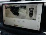 【3Dサラウンドカメラ】周囲の安全確認をアシストする機能です。3D車外ビュー、360&deg;オーバーヘッドビューを 利用して、狭いスペースでも安心、スムーズに運転操作ができます。