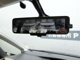 車両後方を映し出します・スマートルームミラー装備です。