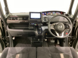 車内は光触媒抗菌消臭施工済です。スタイリッシュなデザインでスポーティなインパネ周りを演出します。グローブボックスやカップホルダーのほかにトレーなどたくさんの収納スペースが付いています。