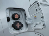 充電ポートリッドを開けると上側が普通充電ポート、下側が急速充電ポートになります。