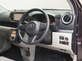 運転席の様子です。見通しの良いすっきりとした内装で運転しやすい空間となっております!