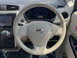 インテリアに合わせたデザインのステアリングは、運転される方のことも考え、運転しやすい形状、大きさです。是非一度、実際に触ってお確かめください。
