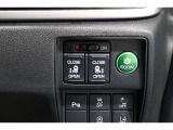 ◆◆両側電動スライドドア!!荷物で手が塞がる時など簡単にドアの開閉が出来ます!何より力いらずで開閉OK!女性やお年寄りにも優しい♪電動機能はOFFにもできますから元気なお子様の駆け出しも安心!