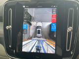 【360&deg;ビューカメラ】4台の高解像度カメラで360度の鳥瞰図を表示。隣の車や壁、死角にある障害物などを画面で確認できるため、狭いスペースでの駐車・出入りも安心です。