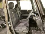女性でも運転がしやすいように、シートの高さ調整機能(シートリフター)がついています。運転席と助手席の間が空いている為、助手席側への移動がスムーズです。交通量の多い道でも助手席側から乗り降りができます。