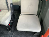 後席はシートを倒すとより広くなり大きな荷物も積めます☆