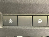 【ステアリングヒーター】冬場に冷たくなりやすい革巻きステアリングを、スイッチ一つで素早く適温に!エアコンよりも早く温まってくれるので、寒い日の運転も快適になりますね♪