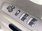 【電動格納ミラー】サイドミラーは電動格納式となっており、狭い駐車場でもキズがつくリスクを抑えられます。