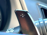 【パドルシフト】ハンドルから手を離さずに素早くシフトアップ&ダウンができるので、エンジンブレーキを使う下り坂や高速道路の合流で加速したい場面で役立ちます。