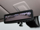 車両後方を映し出します・スマートルームミラー装備です。