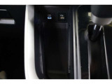 データ通信/給電用と、給電用(Type-C)のUSBポートが装備されています。車内にあると便利なアイテムですね! 充電中のスマホなどの置き場に便利なポケットは使わないときはフタをしておけます。