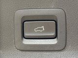 【パワーバックドア】スマートキーや運転席のボタンを押すだけでリアゲートが自動で開閉します!荷物を持っている時や、高い位置にあるバックドアを閉める際に便利な機能です♪