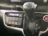 【オートエアコン】一度お好みの温度に設定すれば、車内の温度を検知し風量や温度を自動で調整。暑い&hellip;寒い&hellip;と何度もスイッチ操作をする必要はありません。快適な車内空間には必須の機能ですね♪