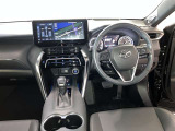 運転席周りのレイアウトをご覧ください。ナビゲーションが綺麗に装着されすっきり収まってますね!